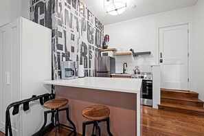 Réfrigérateur, micro-ondes, four, plaque de cuisson