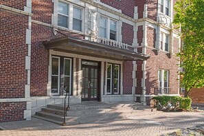 Exterior detail - Plaza Nook - studio walkable to Plaza, Nelson w/ rooftop patio (Kansas City)