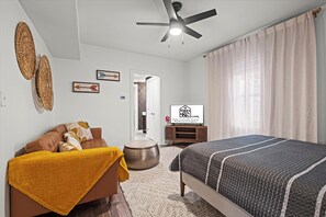 1 bedroom, iron/ironing board, free WiFi - Plaza Nook - studio walkable to Plaza, Nelson w/ rooftop patio (Kansas City)