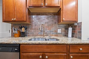 Interior - Plaza Nook - studio walkable to Plaza, Nelson w/ rooftop patio (Kansas City)