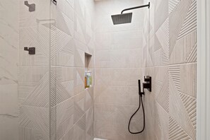 Hair dryer, towels, soap, shampoo - 2 Connected Studios in Historic Building Walkable to Plaza - 2BR, 2BA, 2 Kitchens + Rooftop Views (Kansas City)