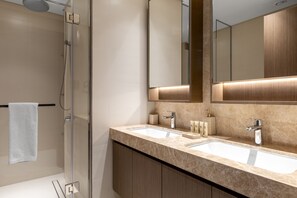 Een douche, een haardroger, een bidet, handdoeken