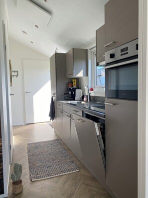 Microwave, oven, stovetop, dishwasher - NEW Elegant waterfront chalet with jetty Lake Kampen Netherlands vacation home boat (Kampen)