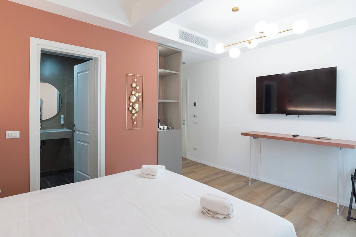 In-room safe, free WiFi
