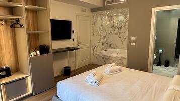 Luxury-Doppelzimmer | Badezimmer | Badewanne und Dusche (separat), Haartrockner, Handtücher, Seife