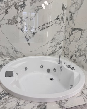 Bañera de hidromasaje privada