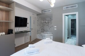 Luxe tweepersoonskamer | Een kluis op de kamer, gratis wifi