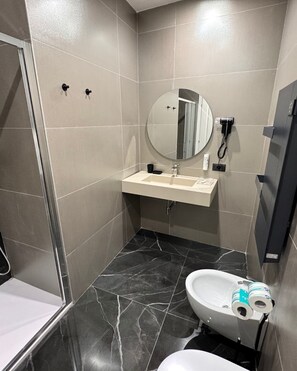 Habitación doble superior | Baño | Bañera y ducha independientes, secador de pelo, toallas y jabón