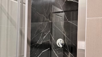 Superior-Doppelzimmer | Dusche im Bad