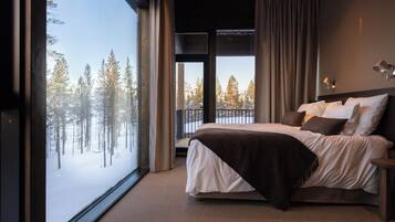 Luksussviitti, näköala mäelle | Ylelliset vuodevaatteet, minibaari, tallelokero huoneessa