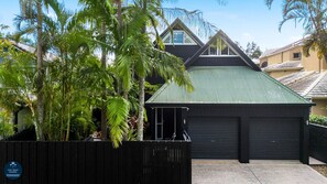 Exterior - A Top Spot Looking for a holiday in stylish, modern comfort just steps from Byron Bay's finest beach (Byron Bay)