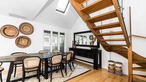 Dining - A Top Spot Looking for a holiday in stylish, modern comfort just steps from Byron Bay's finest beach (Byron Bay)