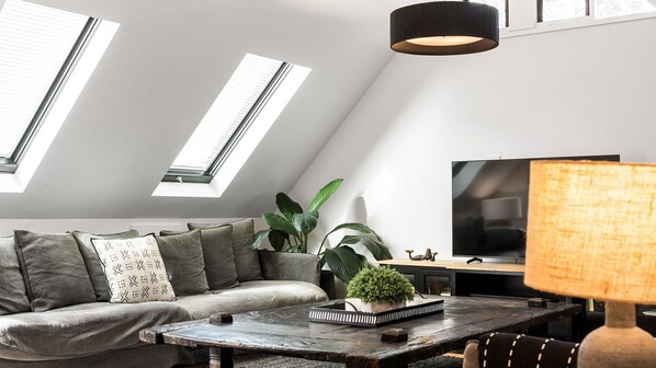 Smart TV - A Top Spot Looking for a holiday in stylish, modern comfort just steps from Byron Bay's finest beach (Byron Bay)