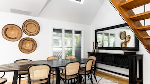 Dining - A Top Spot Looking for a holiday in stylish, modern comfort just steps from Byron Bay's finest beach (Byron Bay)