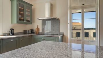 Lemari es, microwave, oven, dan kompor