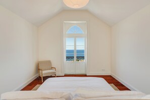 مكتب  ومساحة عمل للكمبيوتر المحمول ومكواة/لوح كي وواي فاي مجانًا