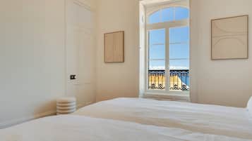 Desk, laptop workspace, iron/ironing board, free WiFi