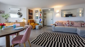 Smart TV, chimenea y libros