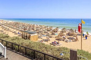Plage à proximité, chaises longues, serviettes de plage