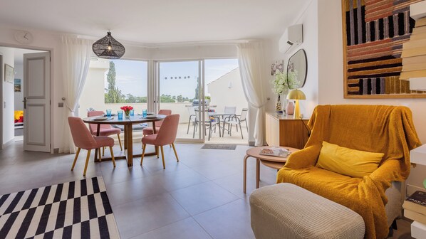 Smart TV, fireplace, books