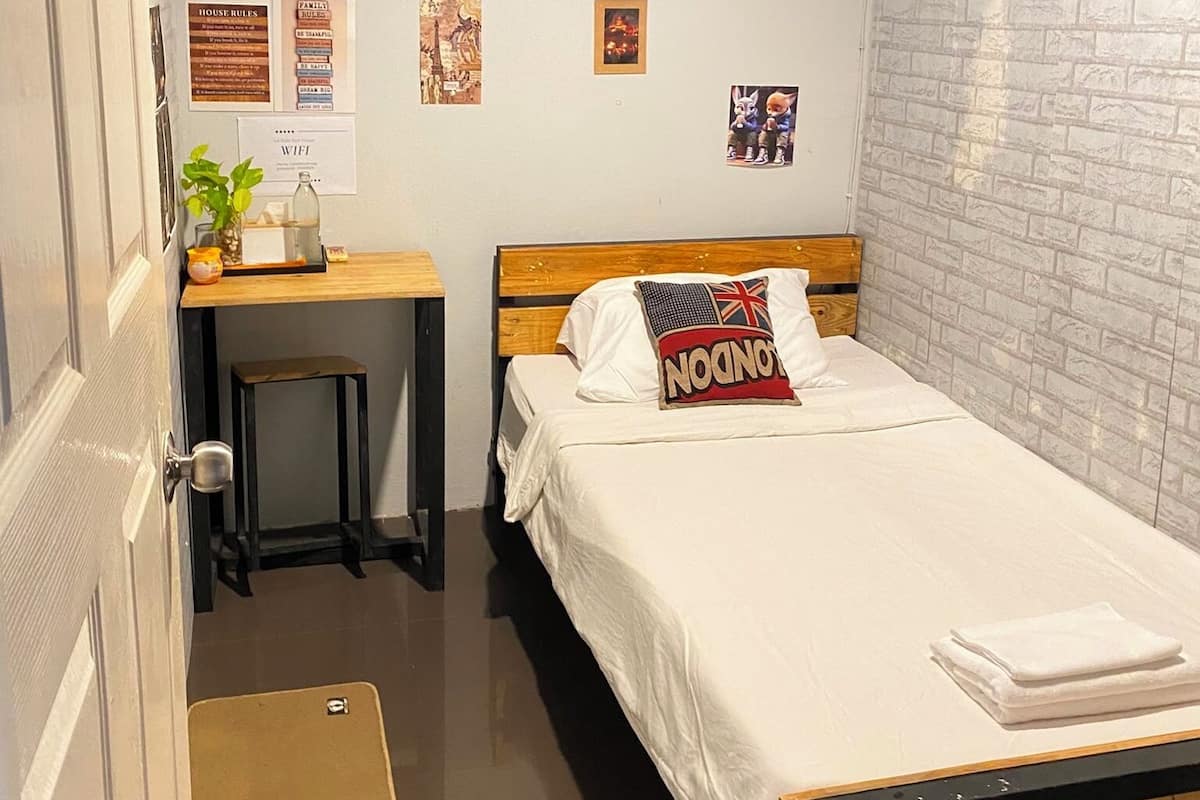 Habitación individual económica | Escritorio, espacio para trabajar con laptop y wifi gratis