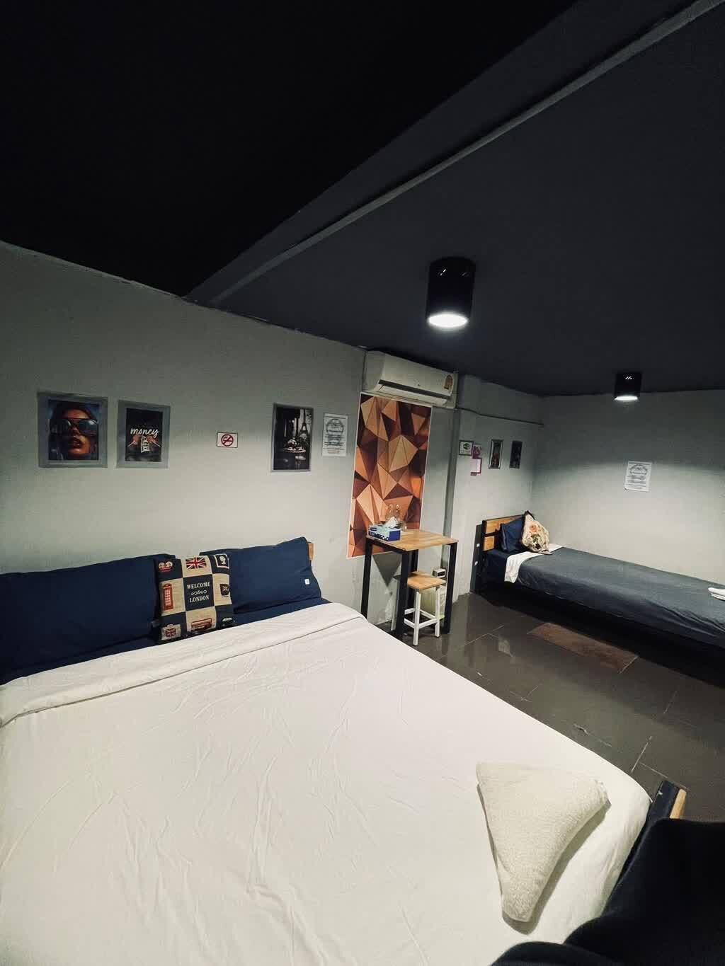 Habitación económica con 2 camas individuales | Escritorio, espacio para trabajar con un portátil, wifi gratis