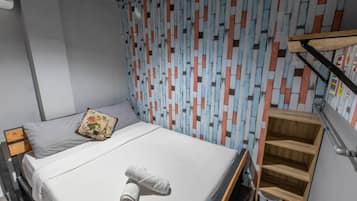 Economy Double Room, 1 Queen Bed | Living area