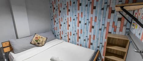 Economy Double Room, 1 Queen Bed | Living area