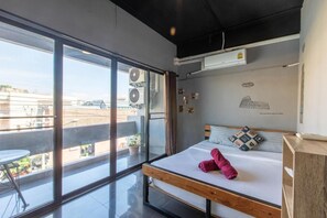 Superior Double Room, City View | Desk, laptop workspace, free WiFi, bed sheets - La Belle Nuit House (Chiang Mai)