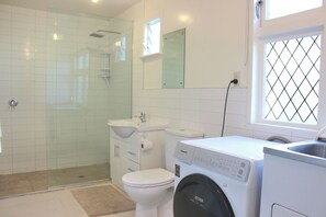 Regadera, secadora de cabello, toallas, jabón 