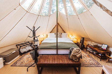 1 bedroom, free WiFi, bed sheets. Year-round glamping retreat on a 50-acre Oregon farm. Hot soaking bathtub 10 ft from flowing creek, heated bed, alpacas, fresh eggs, no road noise, ultimate privacy. 90 min from Portland. No Extra Fees!