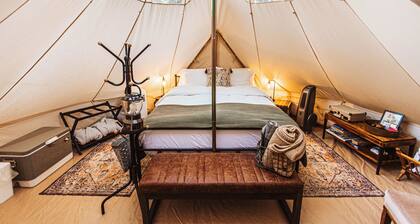 Year-round glamping retreat on a 50-acre Oregon farm. Hot soaking bathtub 10 ft from flowing creek, heated bed, alpacas, fresh eggs, no road noise, ultimate privacy. 90 min from Portland. No Extra Fees!