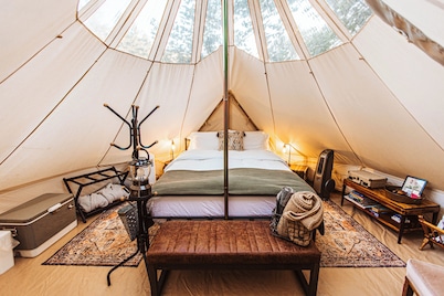 Year-round glamping retreat on a 50-acre Oregon farm. Hot soaking bathtub 10 ft from flowing creek, heated bed, alpacas, fresh eggs, no road noise, ultimate privacy. 90 min from Portland. No Extra Fees!