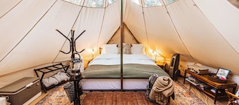 Year-round glamping retreat on a 50-acre Oregon farm. Hot soaking bathtub 10 ft from flowing creek, heated bed, alpacas, fresh eggs, no road noise, ultimate privacy. 90 min from Portland. No Extra Fees!