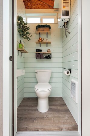 Ducha, artículos de higiene personal ecológicos y secador de pelo