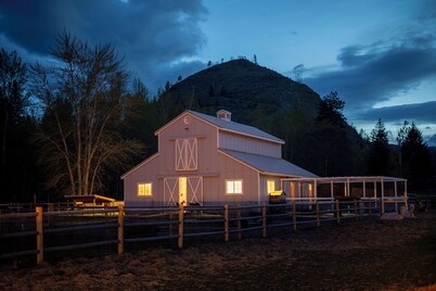 Creekside Glamping Experience-Luxurious Tent, Farm Animals, Outside Bath, Nature