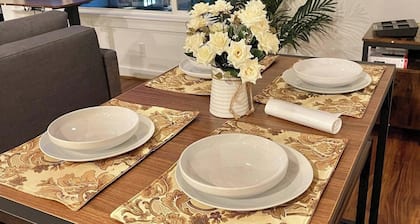 2BR/2BA Charming Queen Anne Getaway