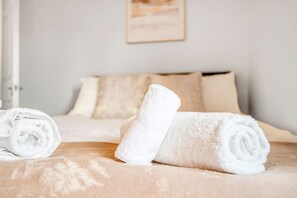 3 slaapkamers, een strijkplank/strijkijzer, gratis wifi, beddengoed