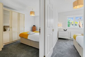 3 slaapkamers, een strijkplank/strijkijzer, gratis wifi, beddengoed
