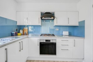 Een koelkast, een microgolfoven, een oven