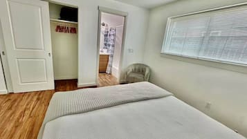 2 bedrooms, desk, iron/ironing board, travel crib