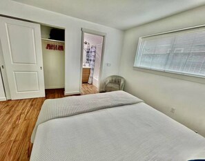 2 Schlafzimmer, Schreibtisch, Bügeleisen/Bügelbrett, Reisekinderbett