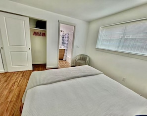 8 bedrooms, desk, iron/ironing board, travel crib