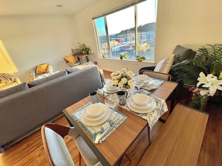 Interior. 2BR/2BA Queen Anne Retreat/downtown, port,parking