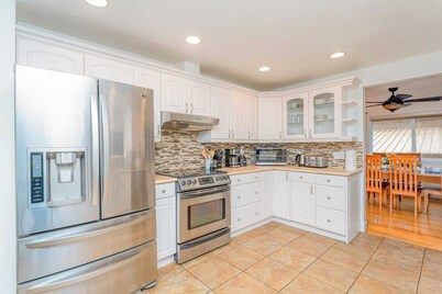 This house is a 5 bedroom(s), 3 bathrooms, located in Mercer Island, WA.