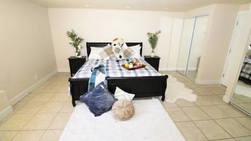 5 Schlafzimmer, Schreibtisch, Bügeleisen/Bügelbrett, Reisekinderbett