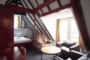 Deluxe tweepersoonskamer, roken, uitzicht op de stad | Een bureau, gratis wifi