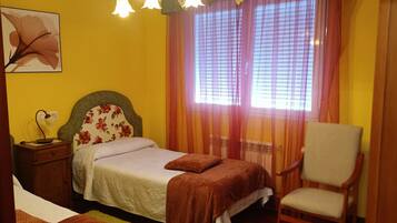 3 habitaciones, tabla de planchar con plancha, wifi y ropa de cama