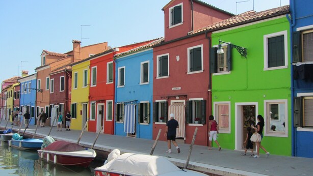 A row of colorful buildings along a waterfront. - Venice Photobirding Nature And Culture (Mestre)