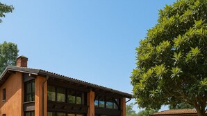 A modern house with a large glass front, a gravel driveway, and a pergola in the yard. - Venice Photobirding Nature And Culture (Mestre)